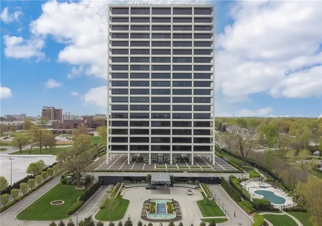 1st image of 700 W 31St St #702, Kansas City, MO 64108 | MLS# 2629157