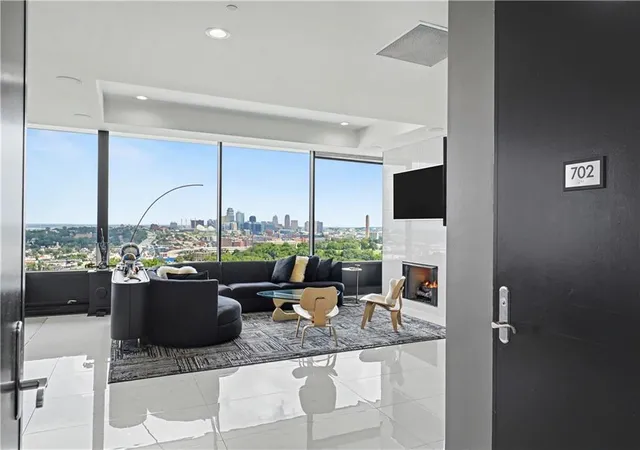 2nd image of 700 W 31St St #702, Kansas City, MO 64108 | MLS# 2629157