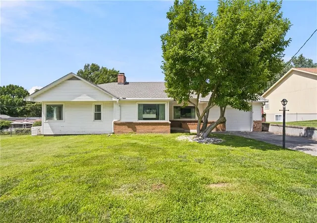Homes for sale in Leavenworth, KS | 1830 Shawnee St, Leavenworth, KS 66048 | MLS# 2629161