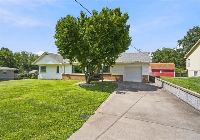Homes for sale in Leavenworth, KS | 1830 Shawnee St, Leavenworth, KS 66048 | MLS# 2629161
