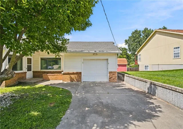 Homes for sale in Leavenworth, KS | 1830 Shawnee St, Leavenworth, KS 66048 | MLS# 2629161