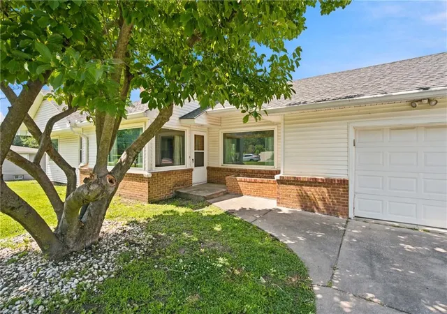 Homes for sale in Leavenworth, KS | 1830 Shawnee St, Leavenworth, KS 66048 | MLS# 2629161