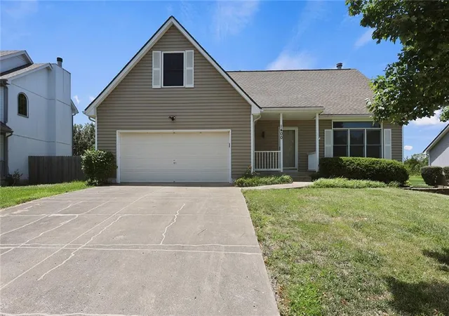 1st image of 1400 Sw Pacific Dr, Lees Summit, MO 64081 | MLS# 2629165