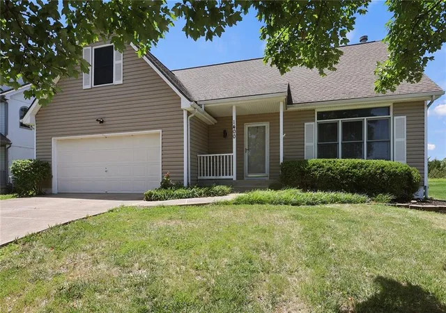 2nd image of 1400 Sw Pacific Dr, Lees Summit, MO 64081 | MLS# 2629165