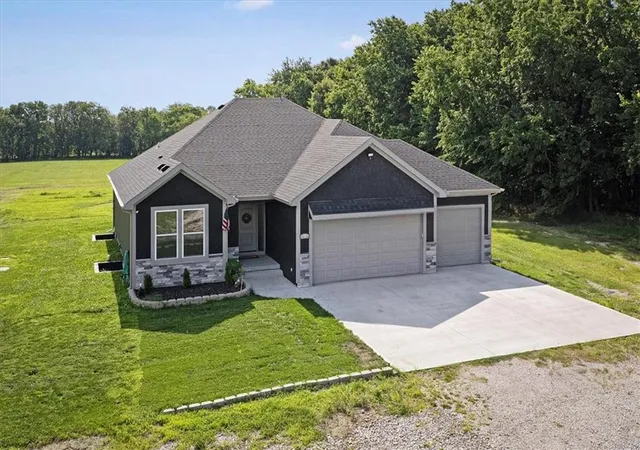 Homes for sale in Tonganoxie, KS | 20196 207th St, Tonganoxie, KS 66086 | MLS# 2629183