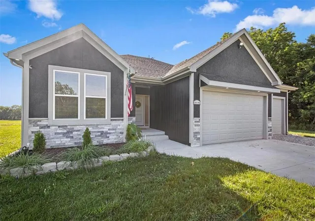Homes for sale in Tonganoxie, KS | 20196 207th St, Tonganoxie, KS 66086 | MLS# 2629183
