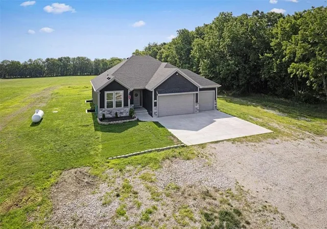 Homes for sale in Tonganoxie, KS | 20196 207Th St, Tonganoxie, KS 66086 | MLS# 2629183