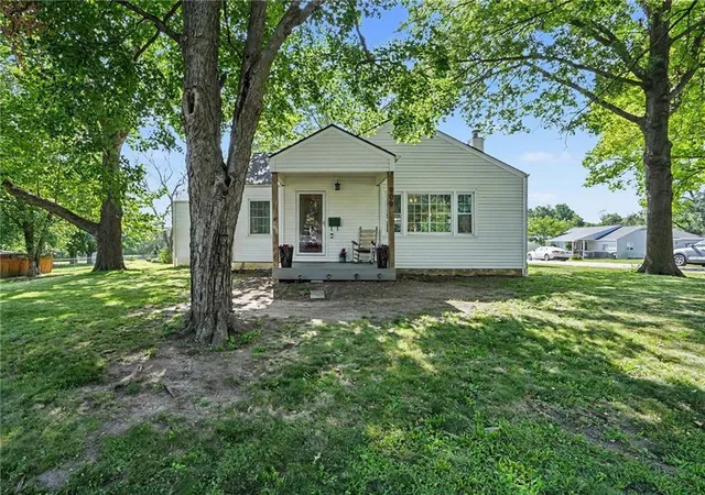 Photo 2 of Sale Pending at 909 Pawnee Dr, Paola, KS 66071 | MLS# 2629187 | Listing updated on 2026-09-29
