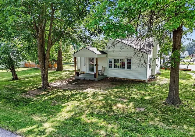 Homes for sale in Paola, KS | 909 Pawnee Dr, Paola, KS 66071 | MLS# 2629187