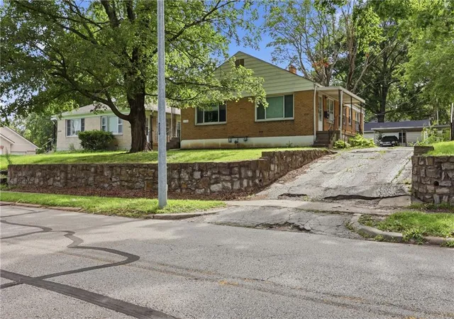 Homes for sale in Independence, MO | 1532 S Ash Ave, Independence, MO 64052 | MLS# 2629237