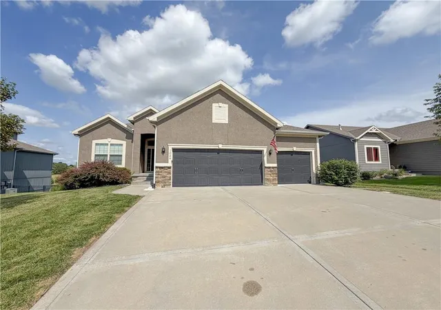 Photo 1 of Sale Pending at 1029 Ne Copperwood Dr, Lees Summit, MO 64086 | MLS# 2629245 | Listing updated on 2026-09-02