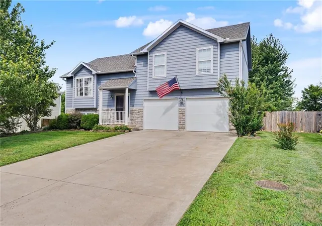 Homes for sale in Tonganoxie, KS | 953 N Hickory Dr, Tonganoxie, KS 66086 | MLS# 2629265