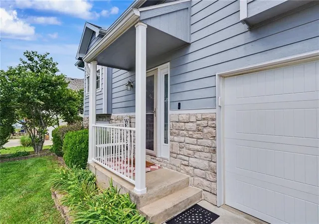 Homes for sale in Tonganoxie, KS | 953 N Hickory Dr, Tonganoxie, KS 66086 | MLS# 2629265
