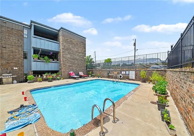 2nd image of 114 E 41St St, Kansas City, MO 64111