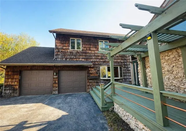 Photo 3 of Single family home for sale at 3907 Ne Beach Rd, Lee's Summit, MO 64064 | MLS# 2629303 | Listing updated on 2026-07-27