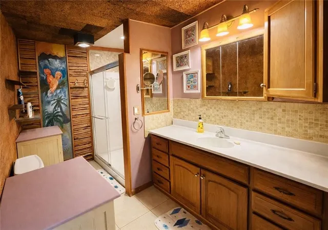Photo 4 of Single family home for sale at 3907 NE Beach Rd, Lee's Summit, MO 64064 | MLS# 2629303 | Listing updated on 2026-07-27