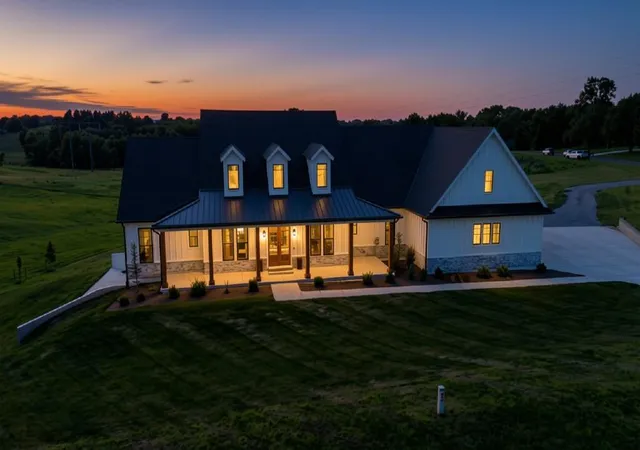 Photo 1 of Single family home for sale at 2 Se Woodview Rd, St Joseph, MO 64507 | MLS# 2629308 | Listing updated on 2026-10-01
