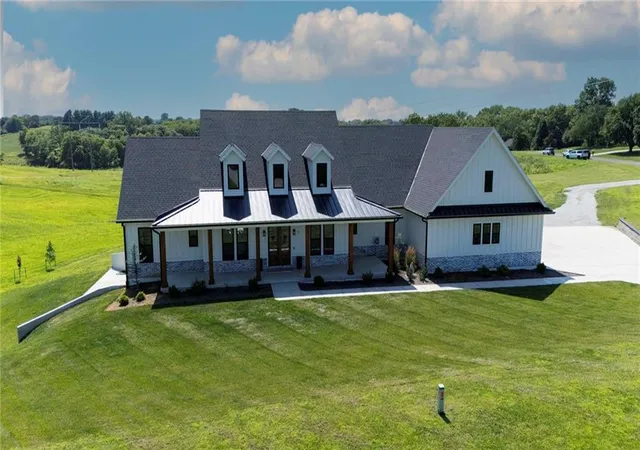 Single family home for sale at 2 SE Woodview Rd, St Joseph, MO 64507 | MLS# 2629308