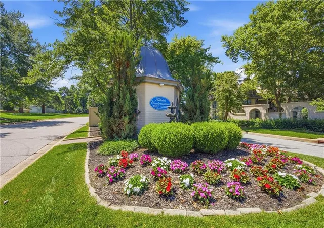 2nd image of 10704 Glenwood St #E, Leawood, KS 66211 | MLS# 2629314