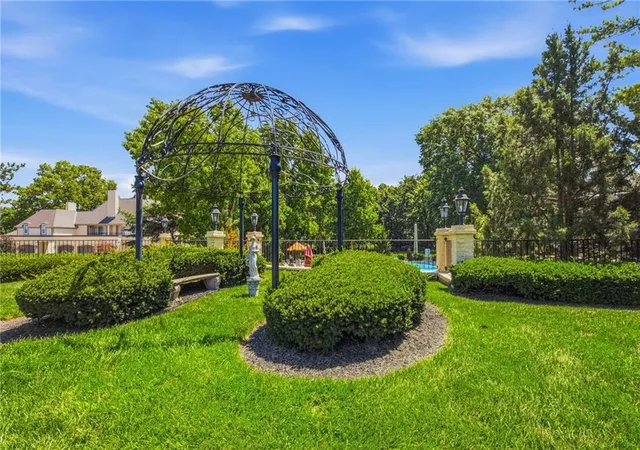 26th image of 10704 Glenwood St #E, Leawood, KS 66211 | MLS# 2629314