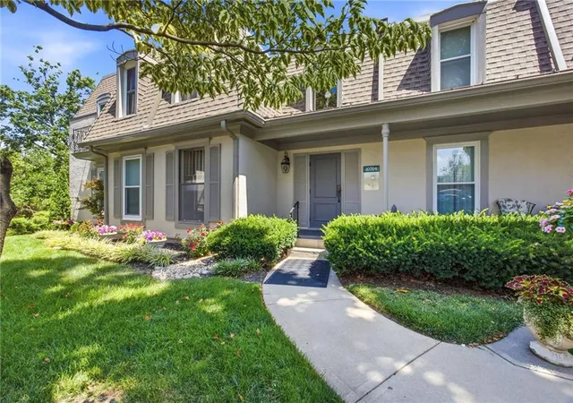 3rd image of 10704 Glenwood St #E, Leawood, KS 66211 | MLS# 2629314