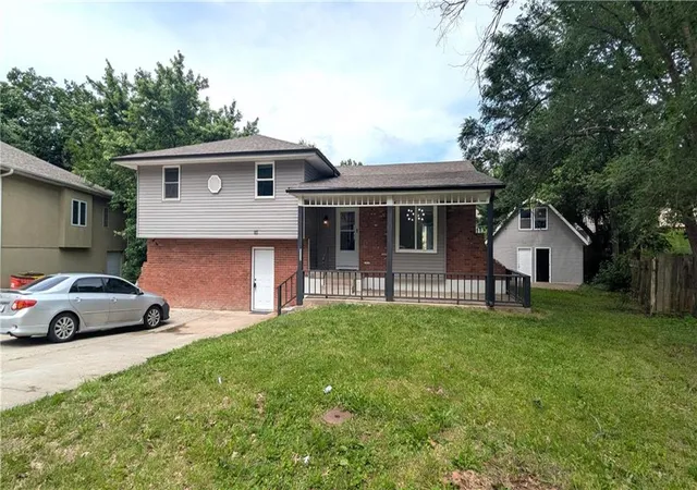 2nd image of 2005 N Plymouth Rd, Independence, MO 64058 | MLS# 2629318