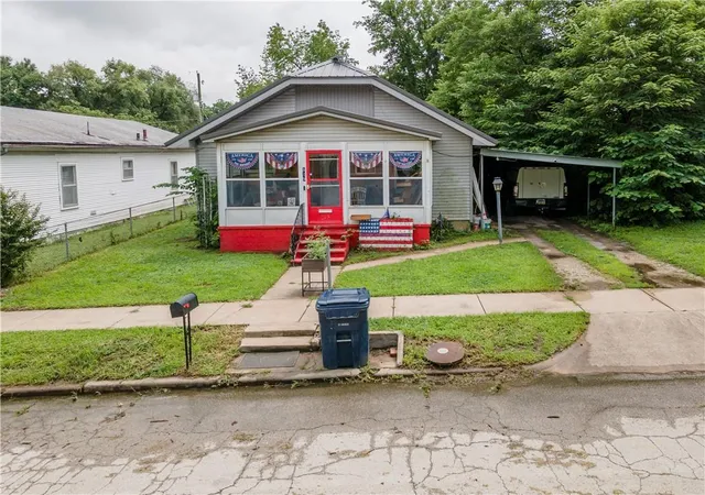 2nd image of 819 E Poplar St, Independence, KS 67301 | MLS# 2629340