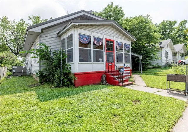 4th image of 819 E Poplar St, Independence, KS 67301 | MLS# 2629340