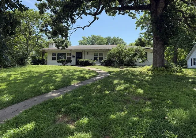 Homes for sale in Nevada, MO | 811 S Main St, Nevada, MO 64772 | MLS# 2629341