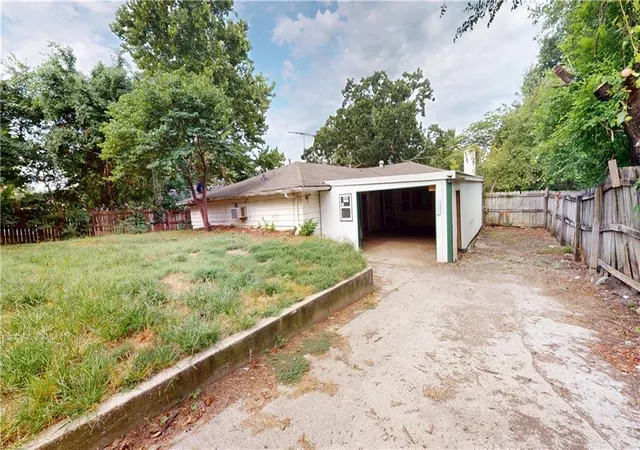 3rd image of 811 S Main St, Nevada, MO 64772 | MLS# 2629341