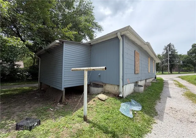 3rd image of 203 N Crysler Ave, Independence, MO 64050 | MLS# 2629342