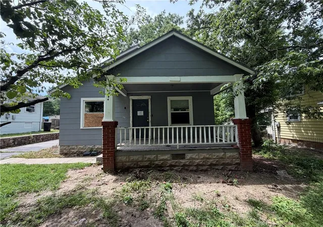 1st image of 206 S Hardy Ave, Independence, MO 64053 | MLS# 2629346