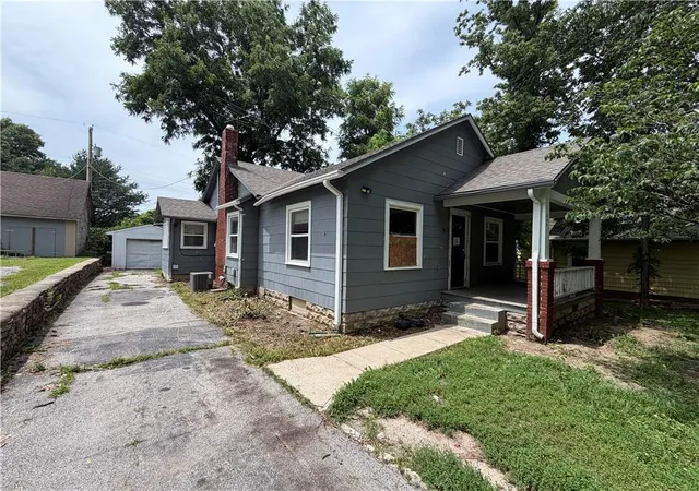3rd image of 206 S Hardy Ave, Independence, MO 64053 | MLS# 2629346
