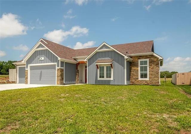 Homes for sale in Baldwin City, KS | 1018 Bluestem Cir, Baldwin City, KS 66006 | MLS# 2629392