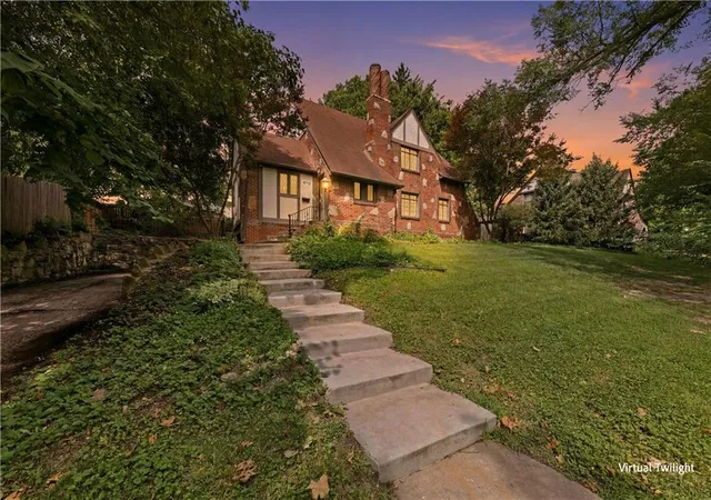 Homes for sale in Kansas City, MO | 6712 Linden Rd, Kansas City, MO 64113 | MLS# 2629395