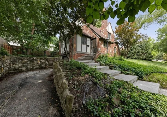 Homes for sale in Kansas City, MO | 6712 Linden Rd, Kansas City, MO 64113 | MLS# 2629395