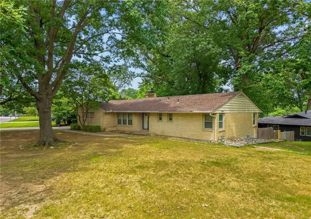 Photo 4 of Sale Pending at 226 NW 43rd Street, Kansas City, MO 64116 | MLS# 2629397 | Listing updated on 2026-08-25