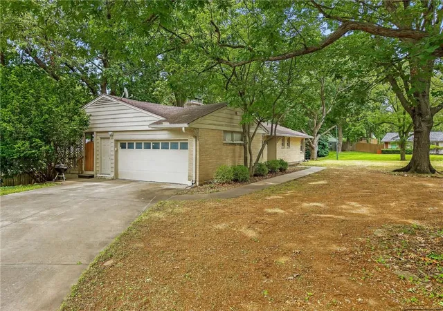 Photo 5 of Sale Pending at 226 NW 43rd Street, Kansas City, MO 64116 | MLS# 2629397 | Listing updated on 2026-08-25