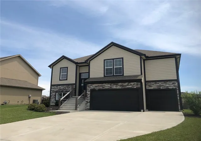 Homes for sale in Basehor, KS | 1483 N 162nd Ct, Basehor, KS 66007 | MLS# 2629399