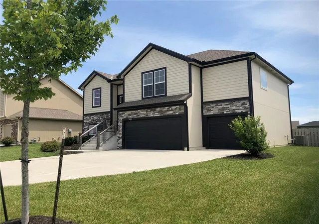 Homes for sale in Basehor, KS | 1483 N 162Nd Ct, Basehor, KS 66007 | MLS# 2629399