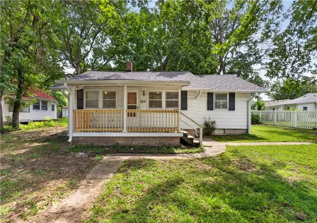 1st image of 225 S Hardy Ave, Independence, MO 64053 | MLS# 2629406