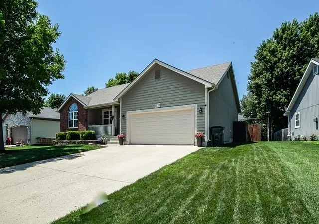Homes for sale in Ottawa, KS | 1320 Pin Oak Cir, Ottawa, KS 66067 | MLS# 2629409
