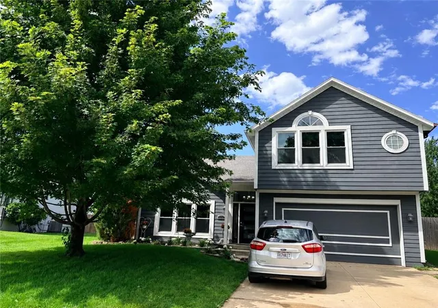 Photo 1 of Sale Pending at 5313 Ne Holiday Dr, Lees Summit, MO 64064 | MLS# 2629424 | Listing updated on 2026-07-16
