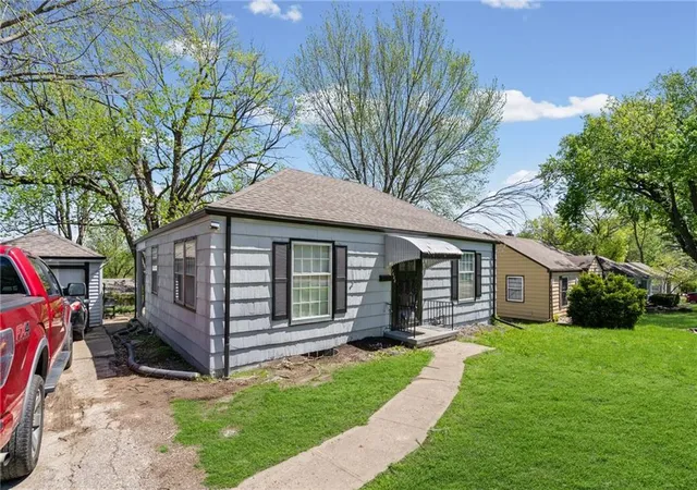 3rd image of 7622 Sni -A- Bar Rd, Kansas City, MO 64129 | MLS# 2629427