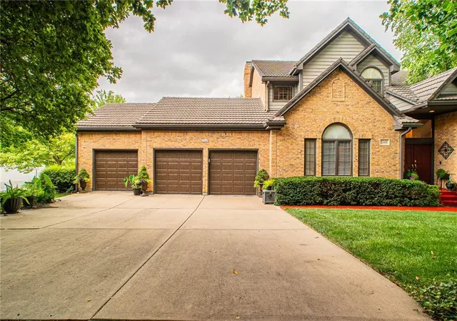 1st image of 12668 Sherwood Dr, Leawood, KS 66209 | MLS# 2629428