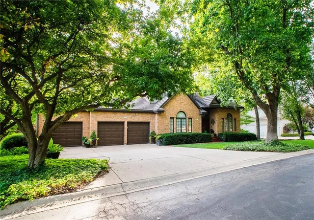 2nd image of 12668 Sherwood Dr, Leawood, KS 66209 | MLS# 2629428