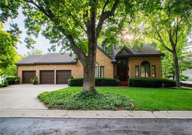 3rd image of 12668 Sherwood Dr, Leawood, KS 66209 | MLS# 2629428