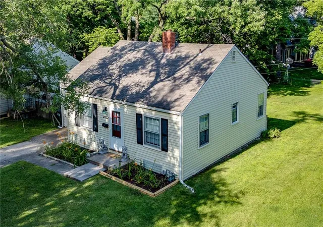 Homes for sale in Lawrence, KS | 2022 Kentucky St, Lawrence, KS 66046 | MLS# 2629448