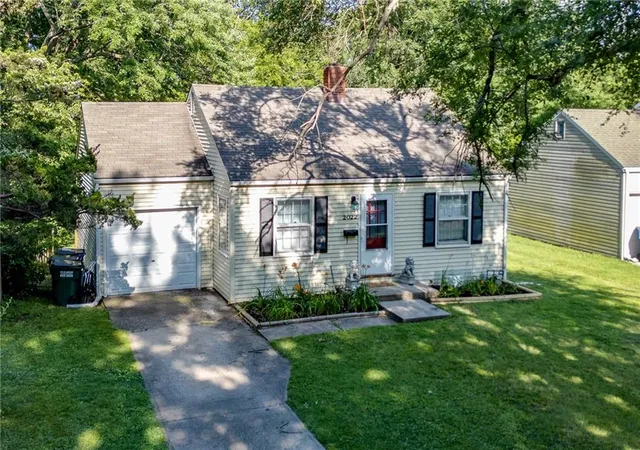 Homes for sale in Lawrence, KS | 2022 Kentucky St, Lawrence, KS 66046 | MLS# 2629448