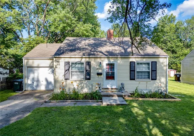 Homes for sale in Lawrence, KS | 2022 Kentucky St, Lawrence, KS 66046 | MLS# 2629448